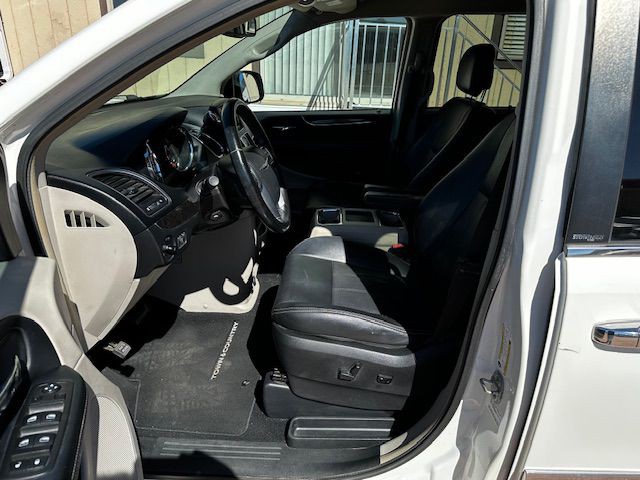 2012 Chrysler Town & Country Image 5
