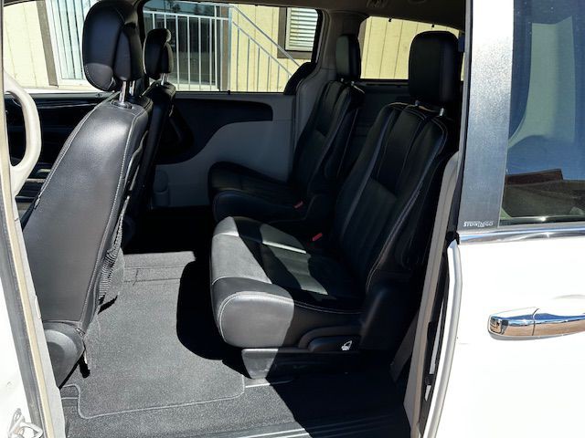 2012 Chrysler Town & Country Image 6