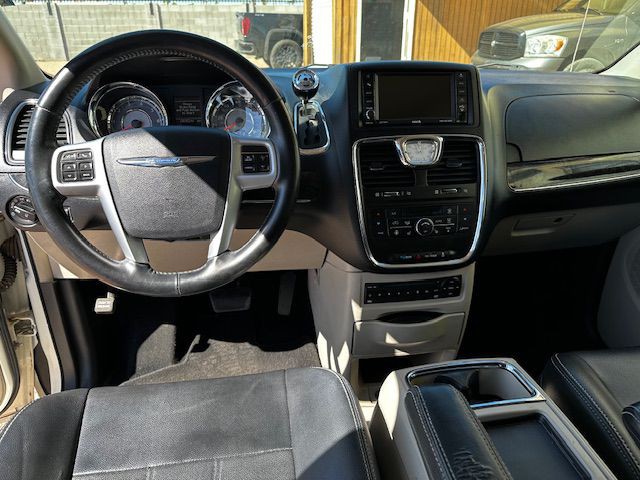2012 Chrysler Town & Country Image 8