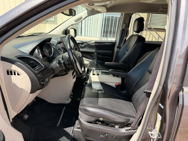 2015 Chrysler Town & Country Image 5