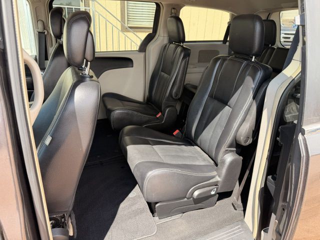 2015 Chrysler Town & Country Image 6