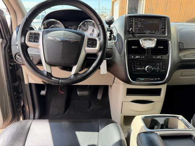 2015 Chrysler Town & Country Image 8