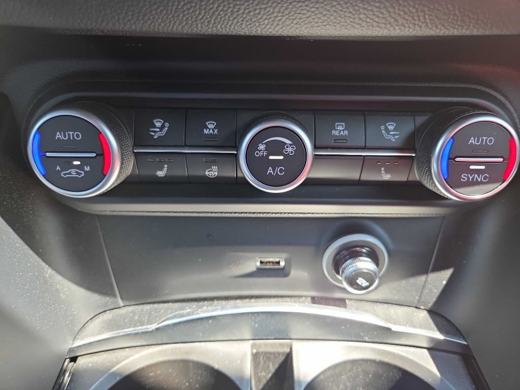 2023 Alfa Romeo Stelvio Image 24