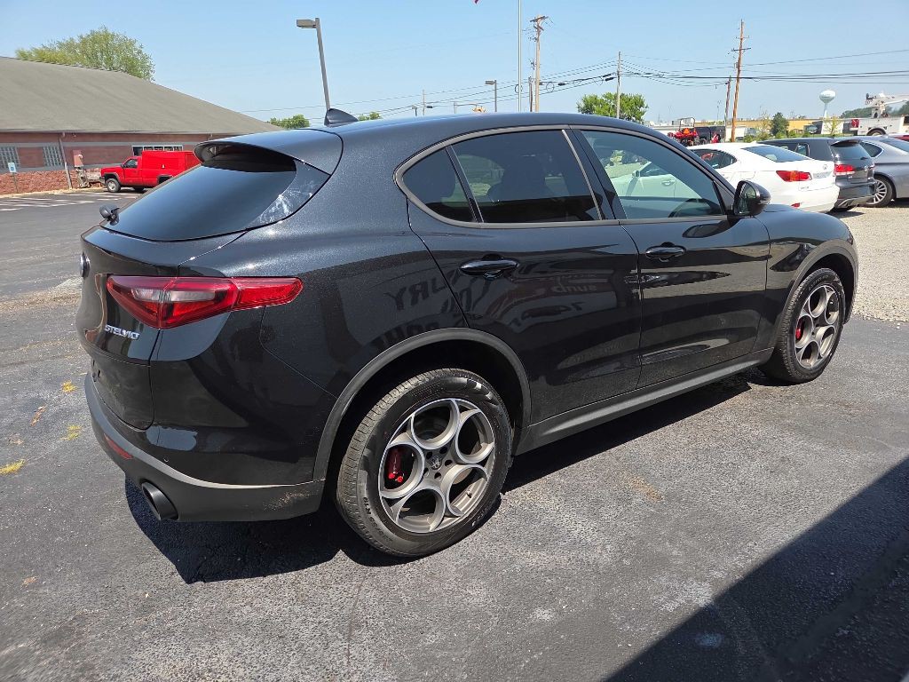 2023 Alfa Romeo Stelvio Image 5
