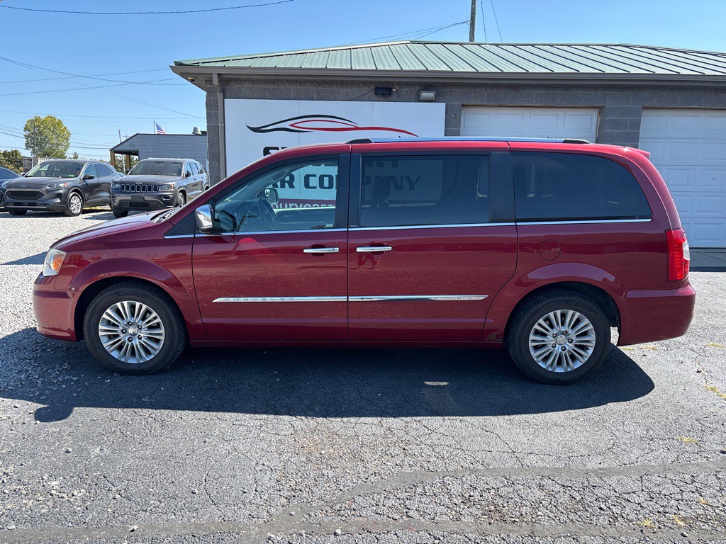 2012 Chrysler Town & Country Image 1