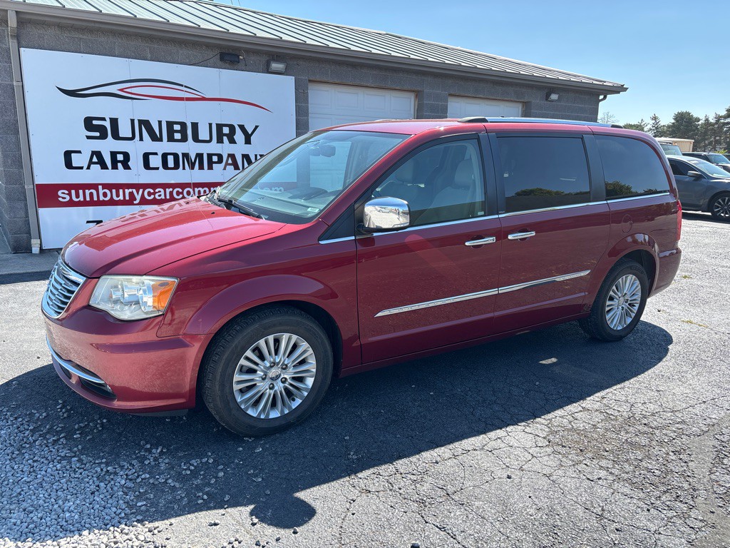 2012 Chrysler Town & Country Image 2