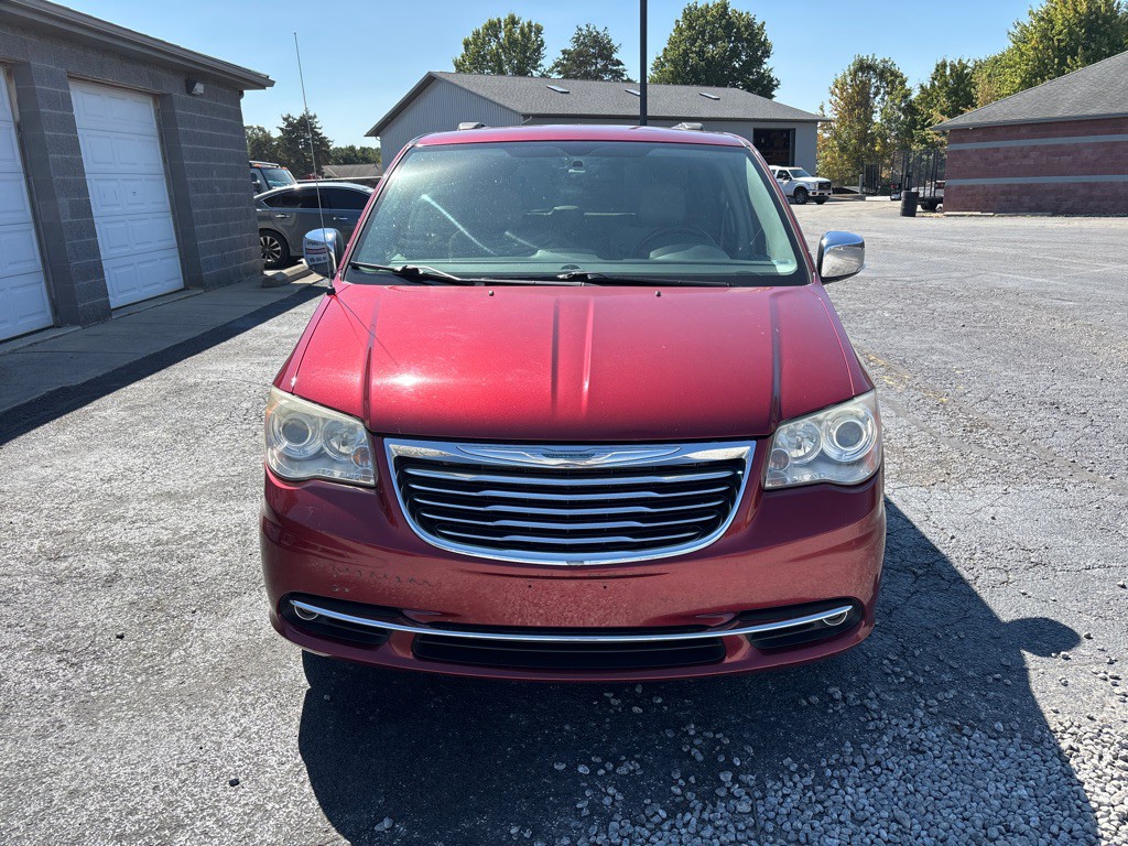 2012 Chrysler Town & Country Image 3