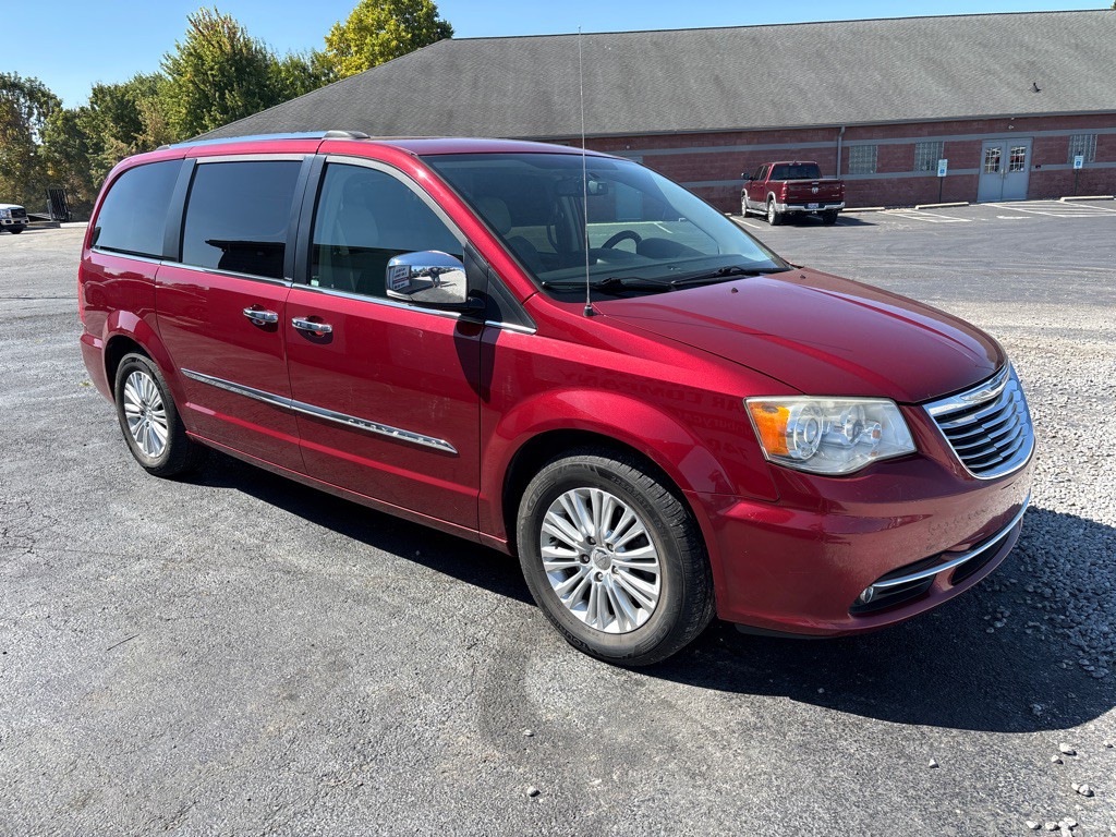 2012 Chrysler Town & Country Image 4