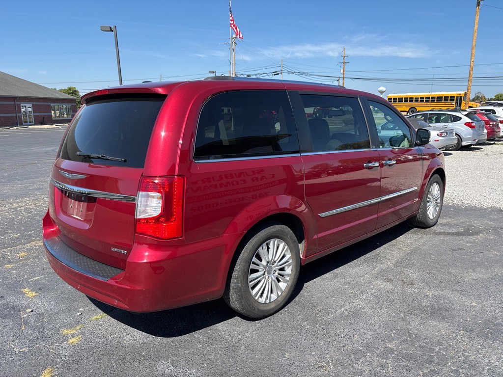 2012 Chrysler Town & Country Image 5