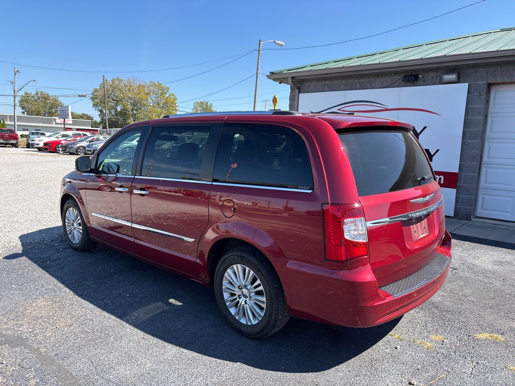 2012 Chrysler Town & Country Image 7
