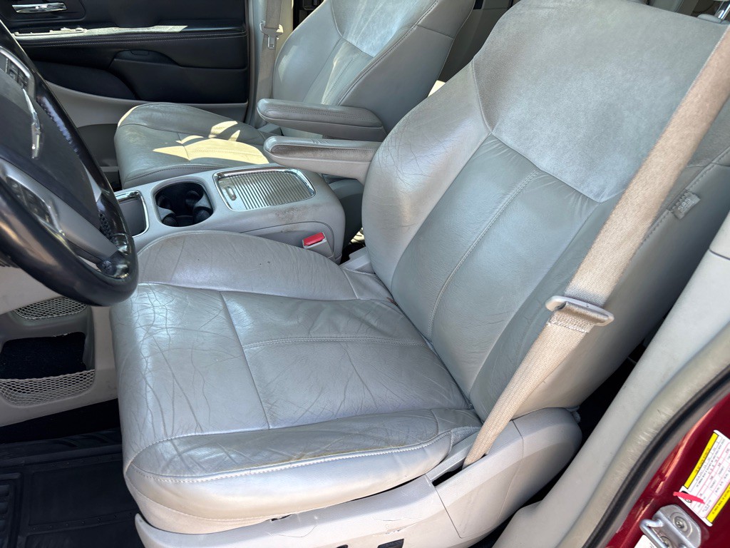 2012 Chrysler Town & Country Image 8