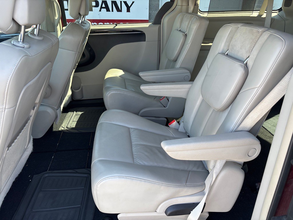 2012 Chrysler Town & Country Image 9