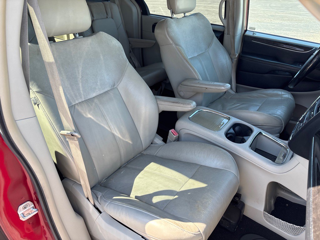 2012 Chrysler Town & Country Image 11