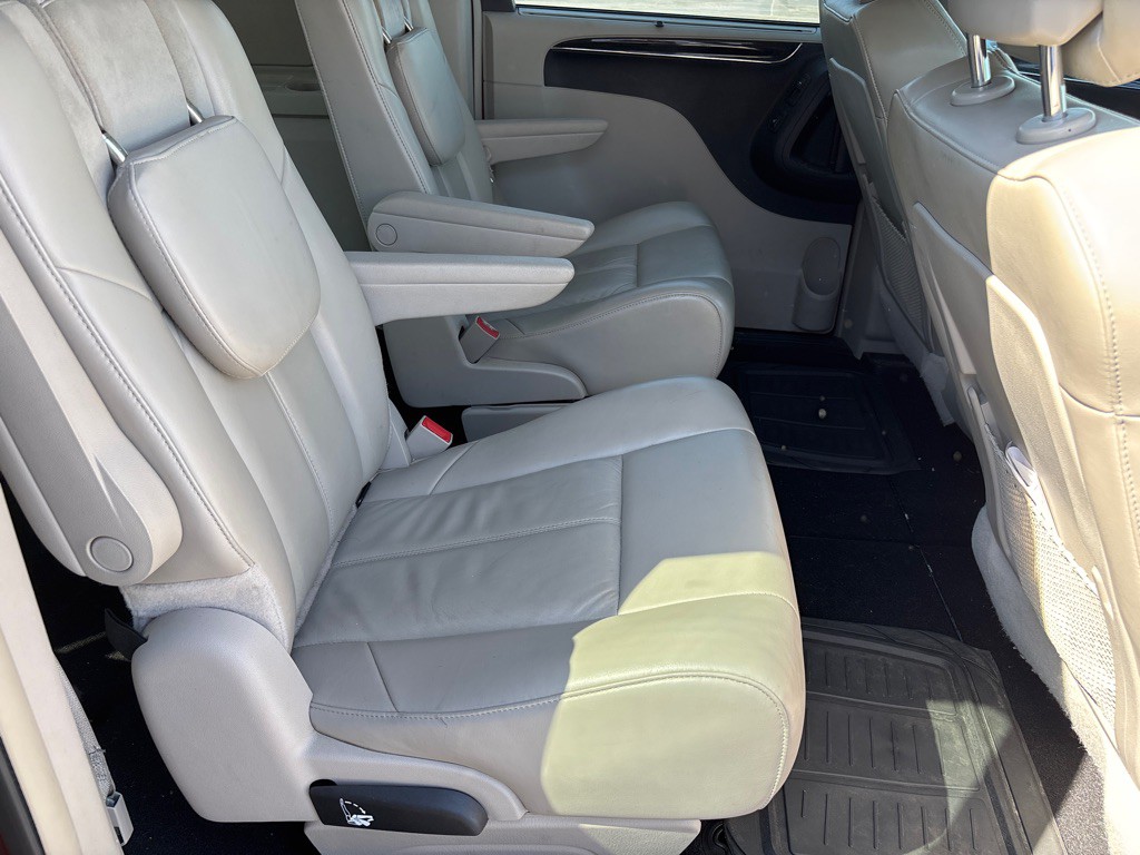 2012 Chrysler Town & Country Image 12