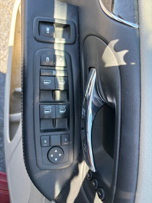 2012 Chrysler Town & Country Image 15