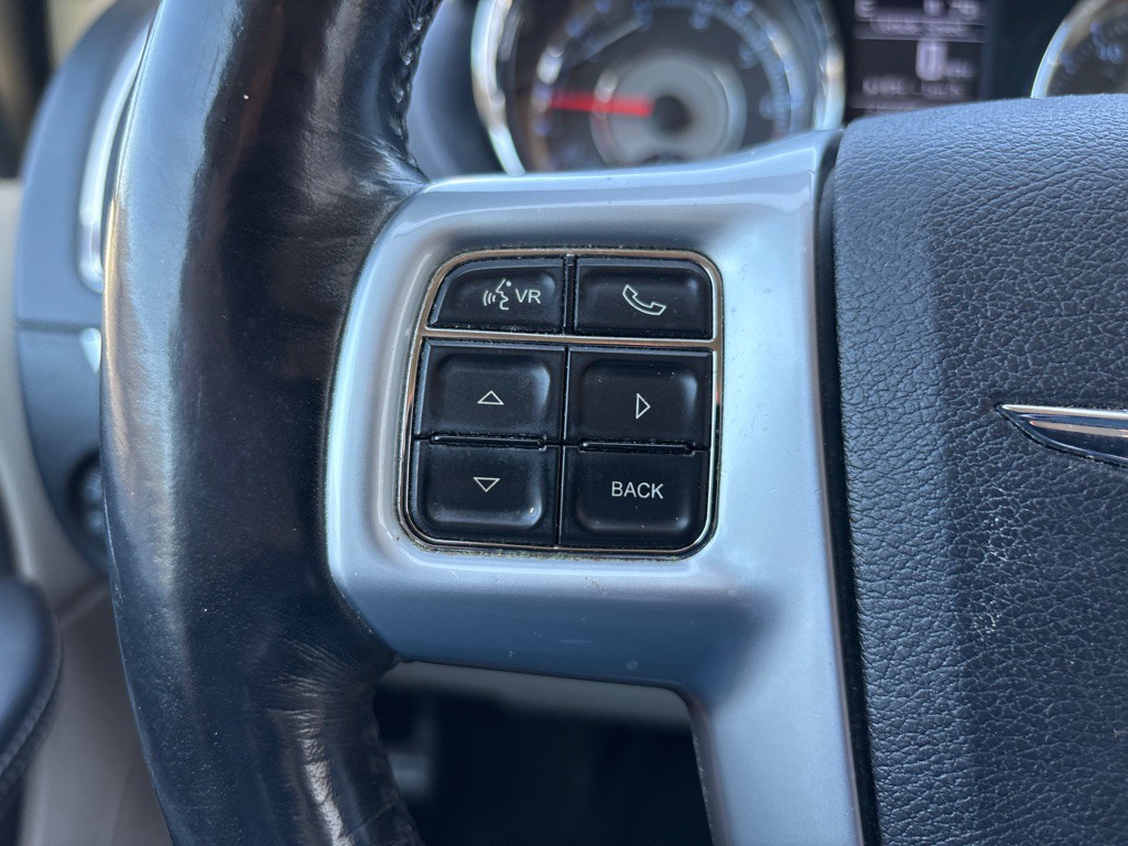 2012 Chrysler Town & Country Image 18