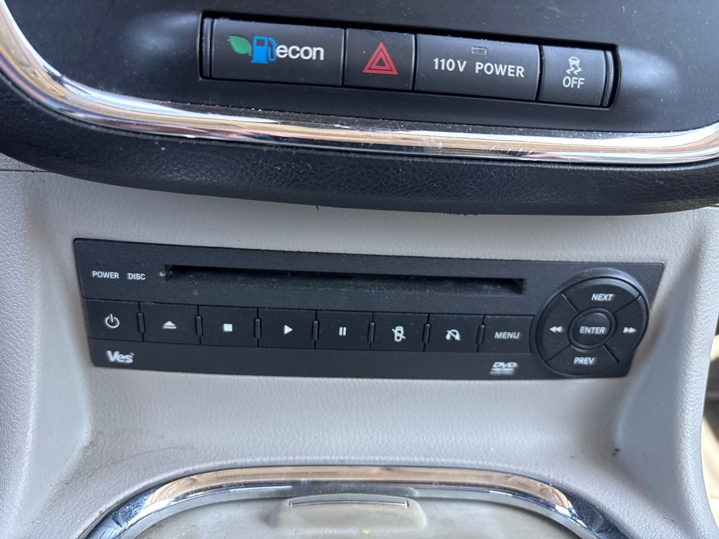 2012 Chrysler Town & Country Image 25