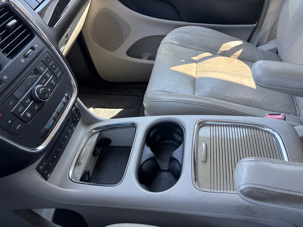 2012 Chrysler Town & Country Image 27