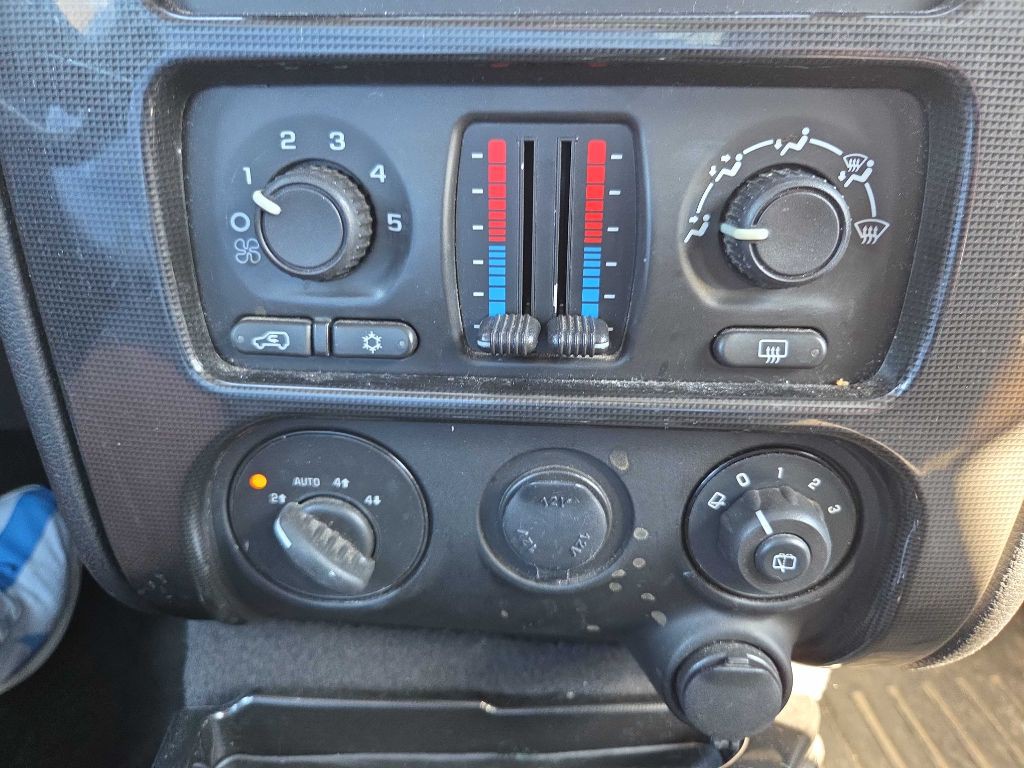 2008 GMC Envoy Image 21