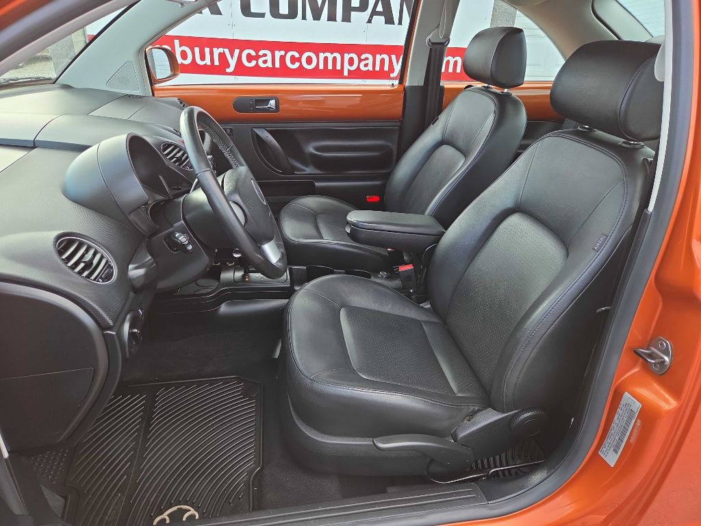 2010 Volkswagen Beetle Image 8