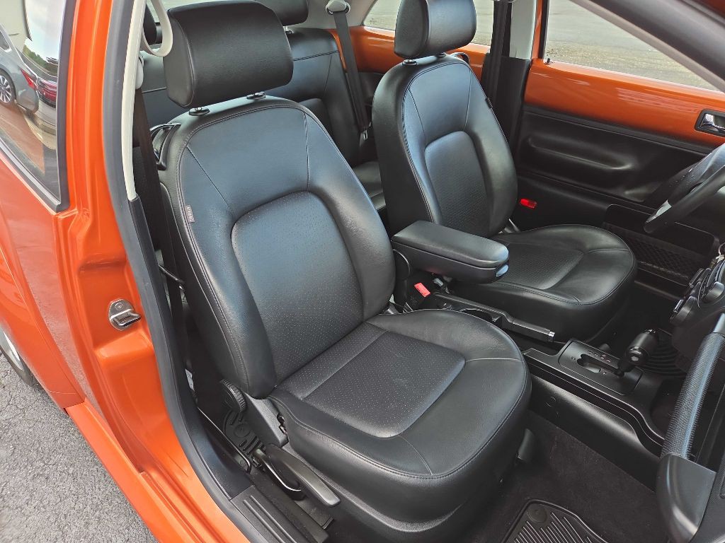 2010 Volkswagen Beetle Image 10