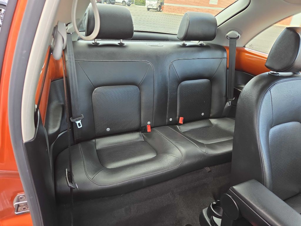 2010 Volkswagen Beetle Image 11