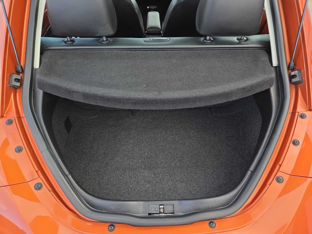 2010 Volkswagen Beetle Image 12