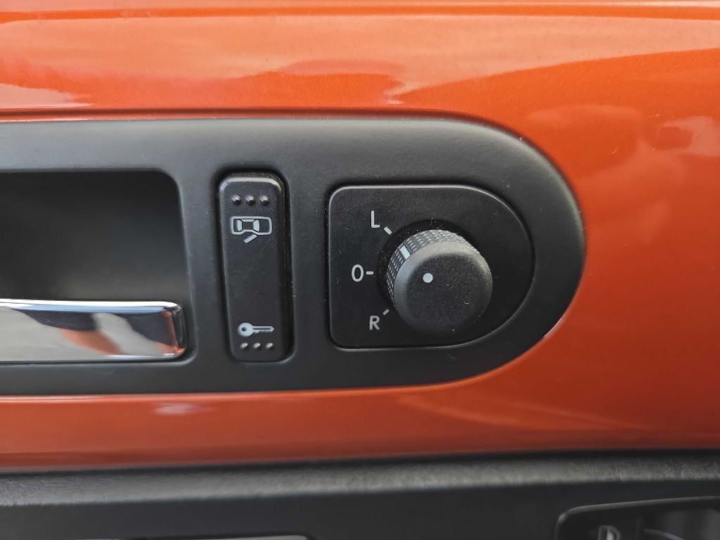 2010 Volkswagen Beetle Image 13