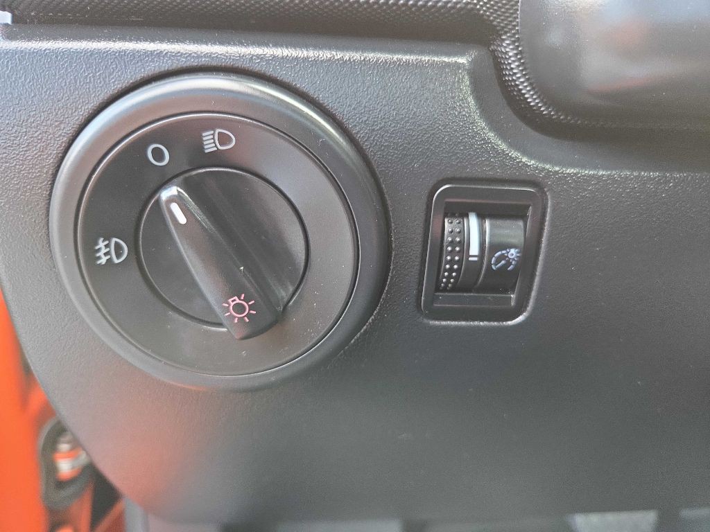 2010 Volkswagen Beetle Image 16