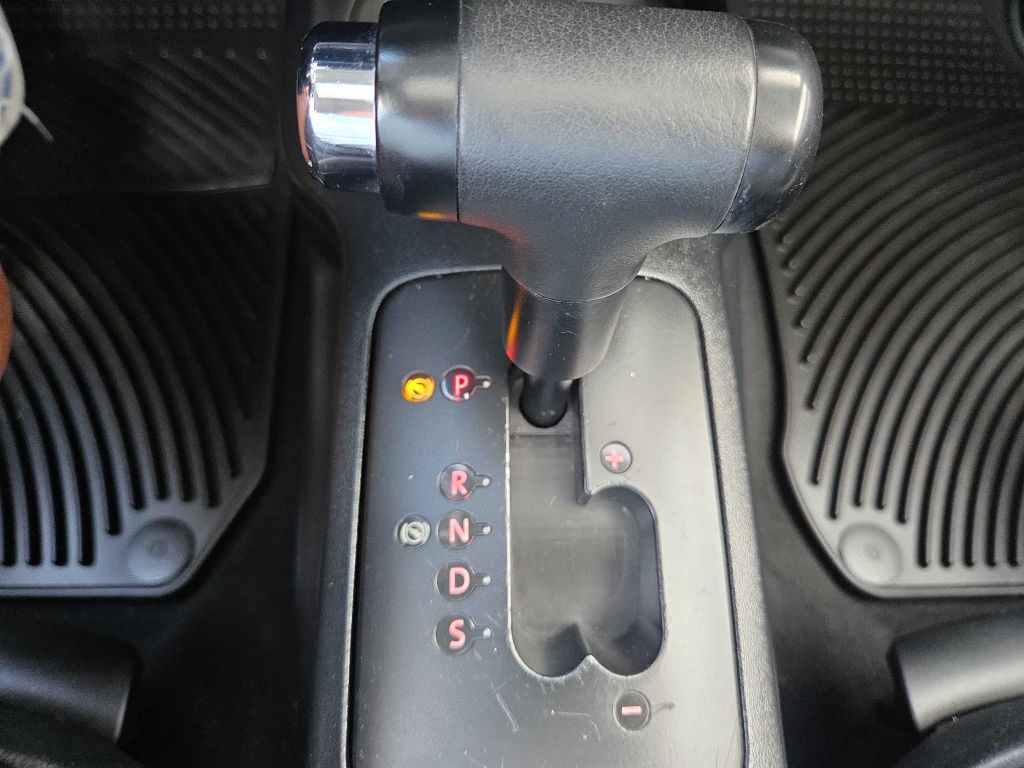 2010 Volkswagen Beetle Image 24