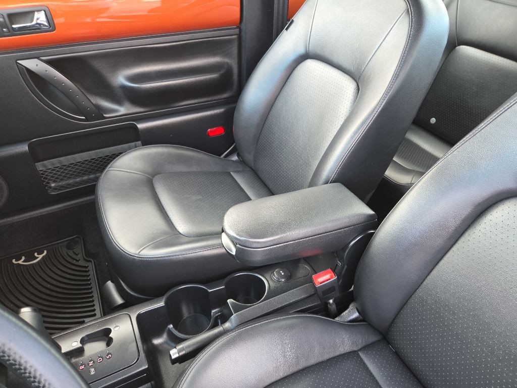 2010 Volkswagen Beetle Image 25