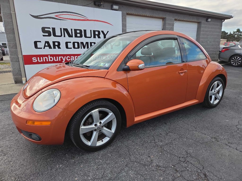 2010 Volkswagen Beetle Image 2