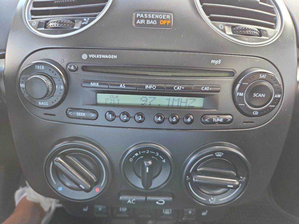 2010 Volkswagen Beetle Image 20