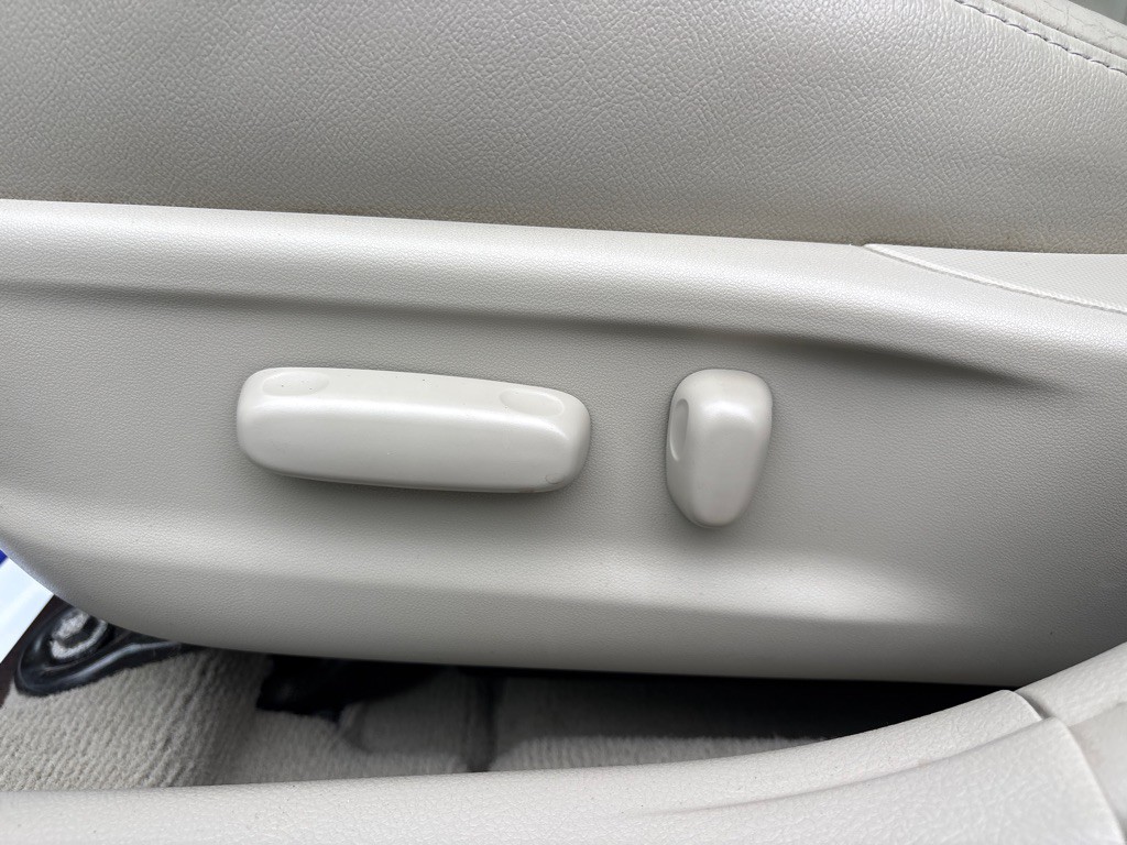 2011 Toyota Camry Image 12