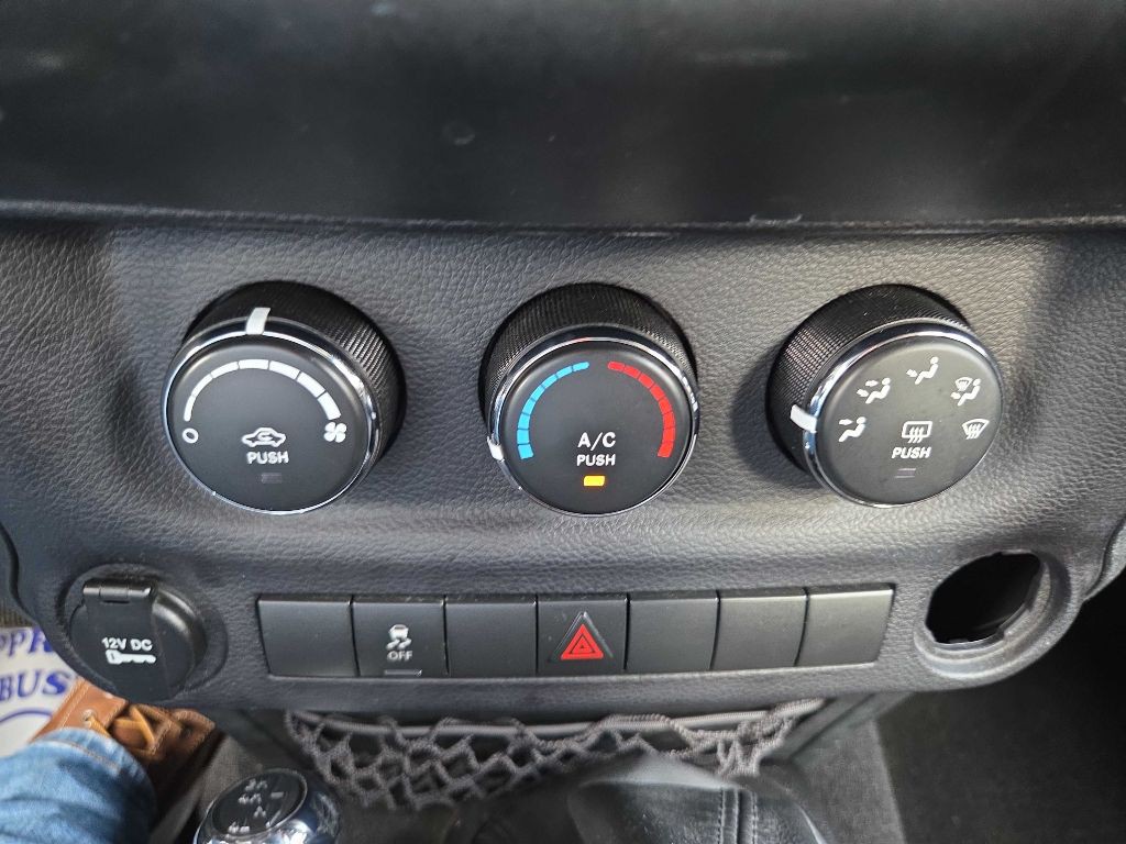 2015 Jeep Wrangler Image 17