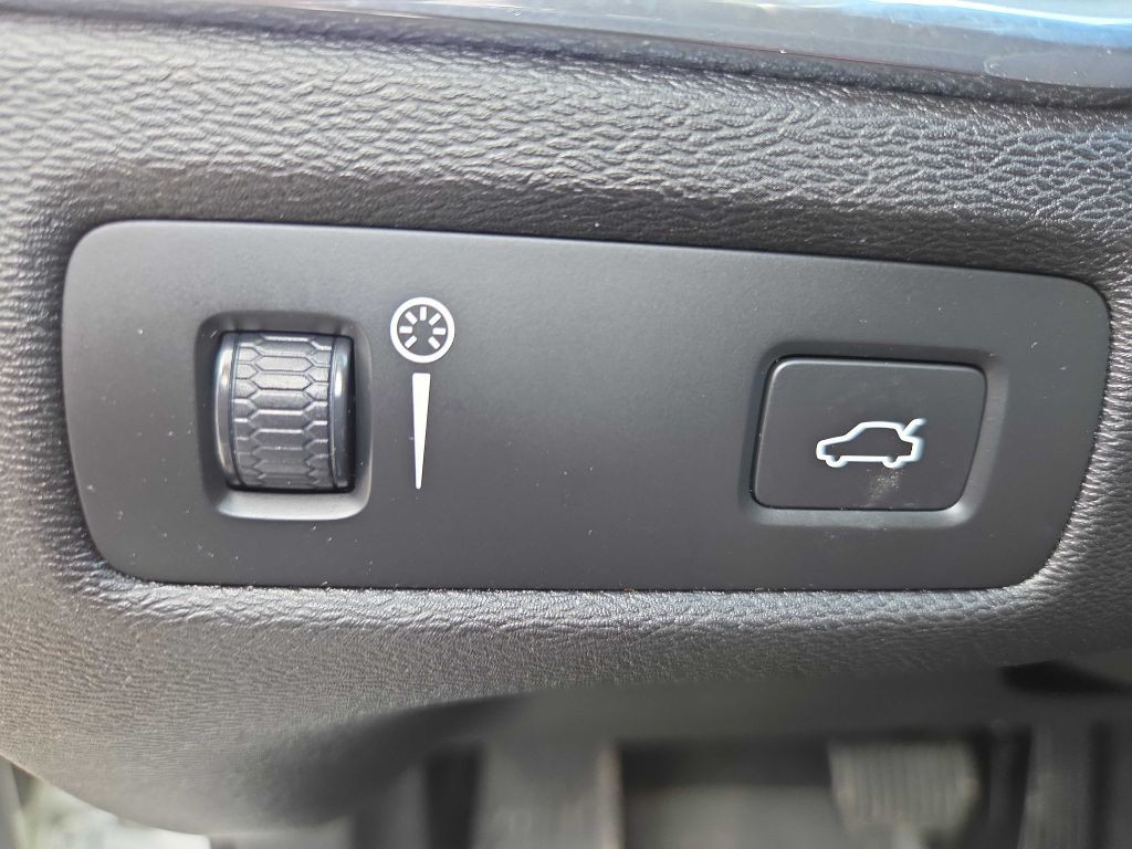 2018 Volvo XC60 Image 16