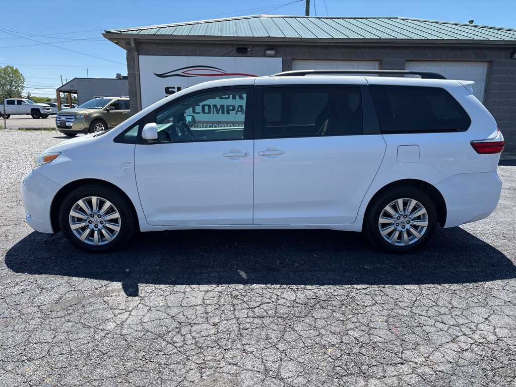 2017 Toyota Sienna Image 1