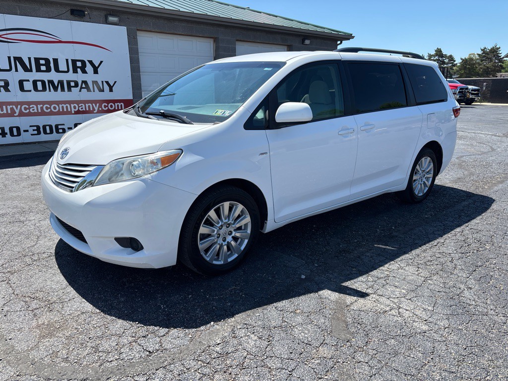 2017 Toyota Sienna Image 2