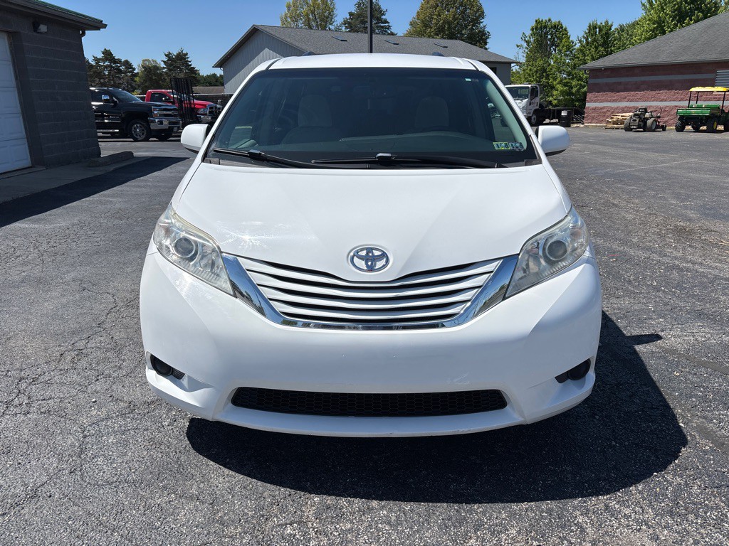 2017 Toyota Sienna Image 3