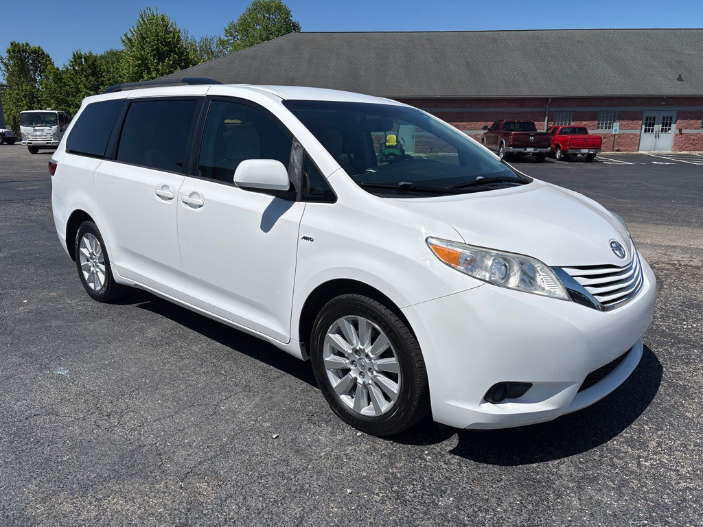2017 Toyota Sienna Image 4