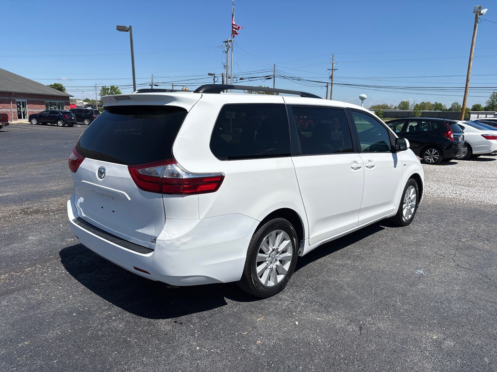 2017 Toyota Sienna Image 5