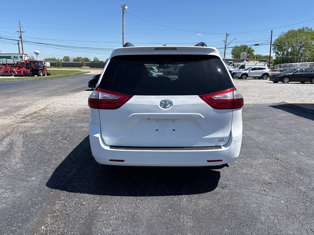 2017 Toyota Sienna Image 6