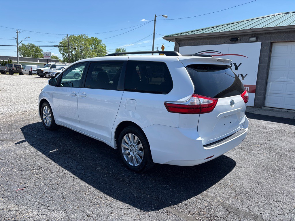 2017 Toyota Sienna Image 7