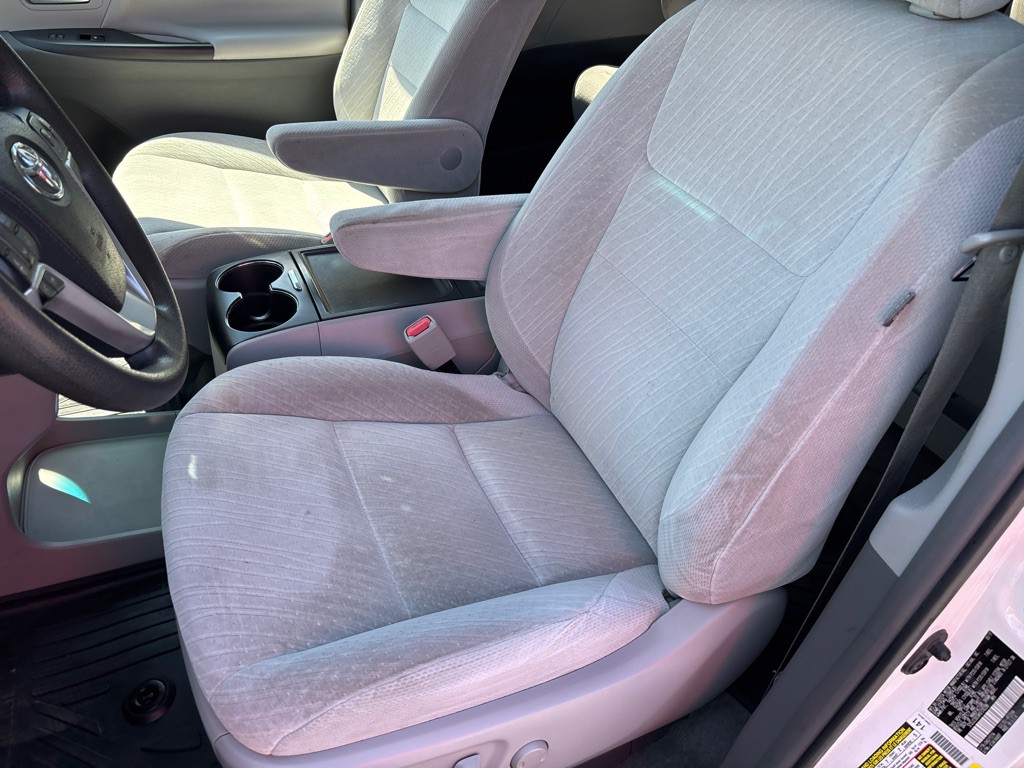 2017 Toyota Sienna Image 8