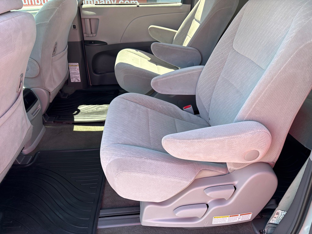 2017 Toyota Sienna Image 9