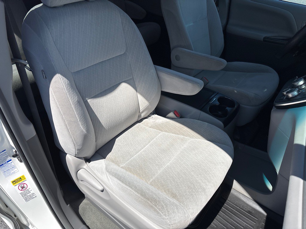 2017 Toyota Sienna Image 11