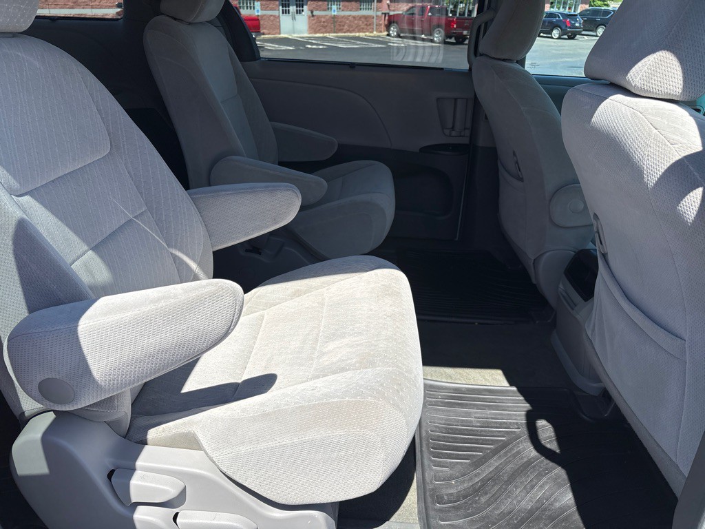 2017 Toyota Sienna Image 12