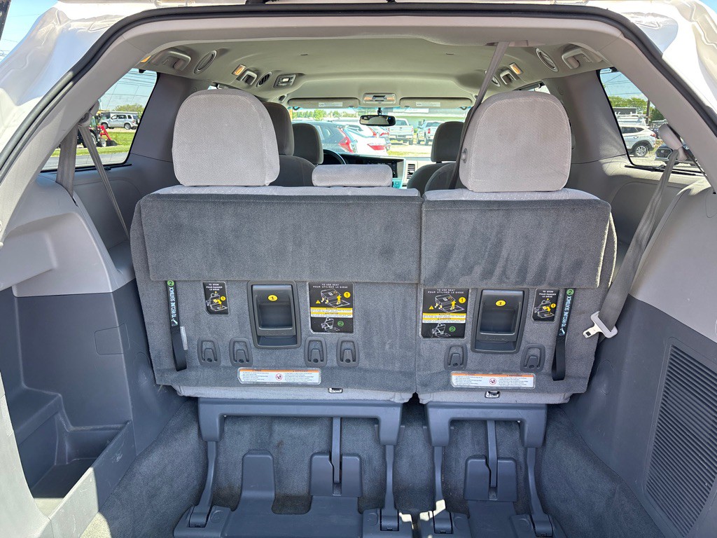 2017 Toyota Sienna Image 13