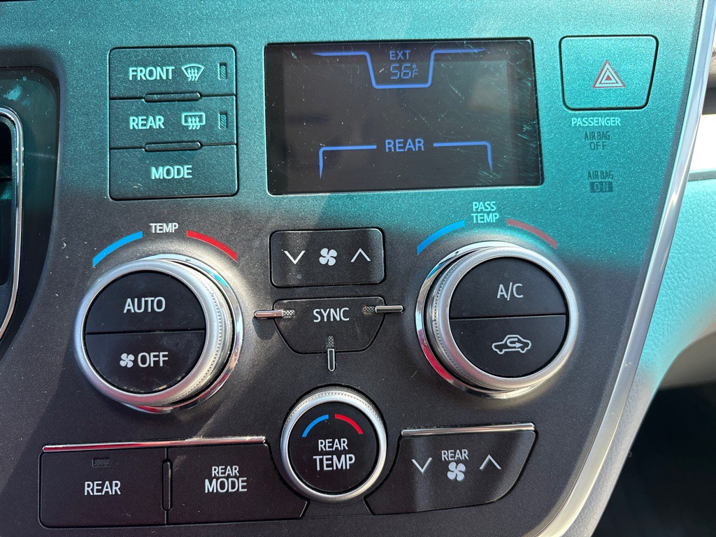2017 Toyota Sienna Image 24