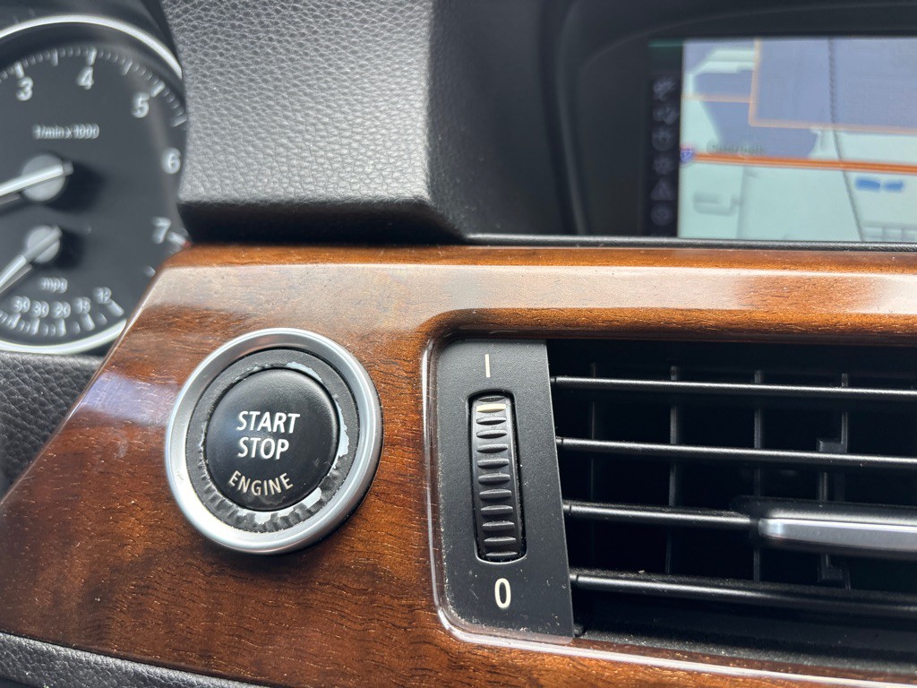 2011 BMW 3 Series Image 18